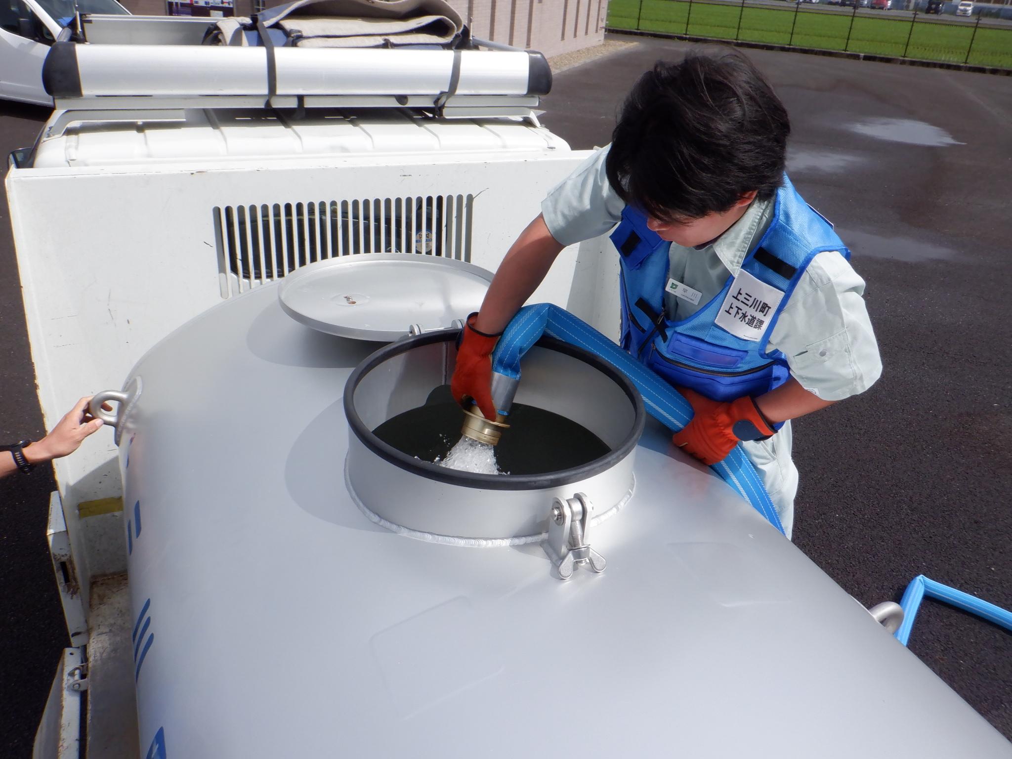 給水タンクへ注水作業 給水タンクへ注水作業