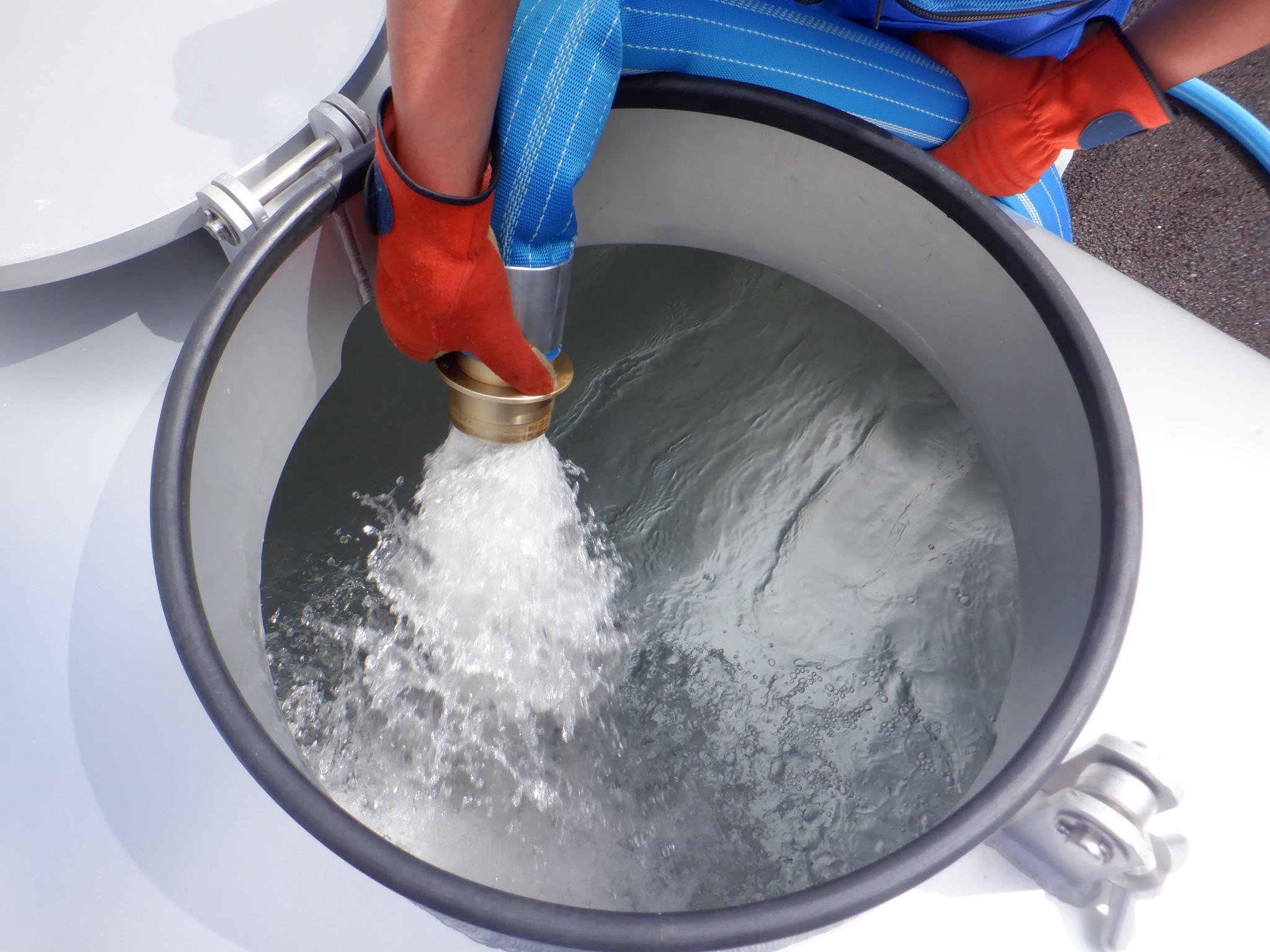 給水タンクへ注水作業 給水タンクへ注水作業