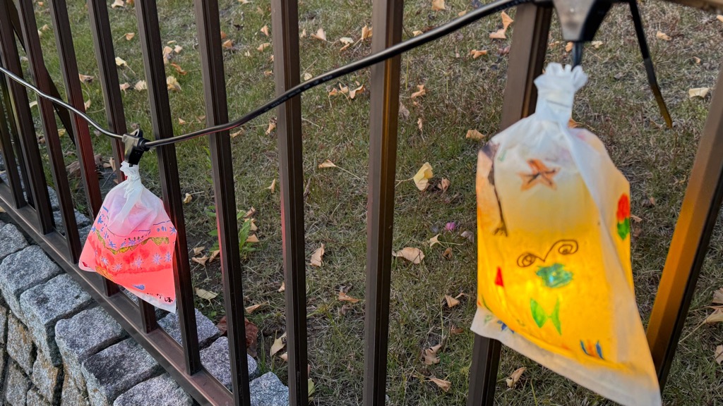 幼稚園児たちの可愛らしいイラストがイルミネーションを盛り上げます。 幼稚園児たちの可愛らしいイラストがイルミネーションを盛り上げます。