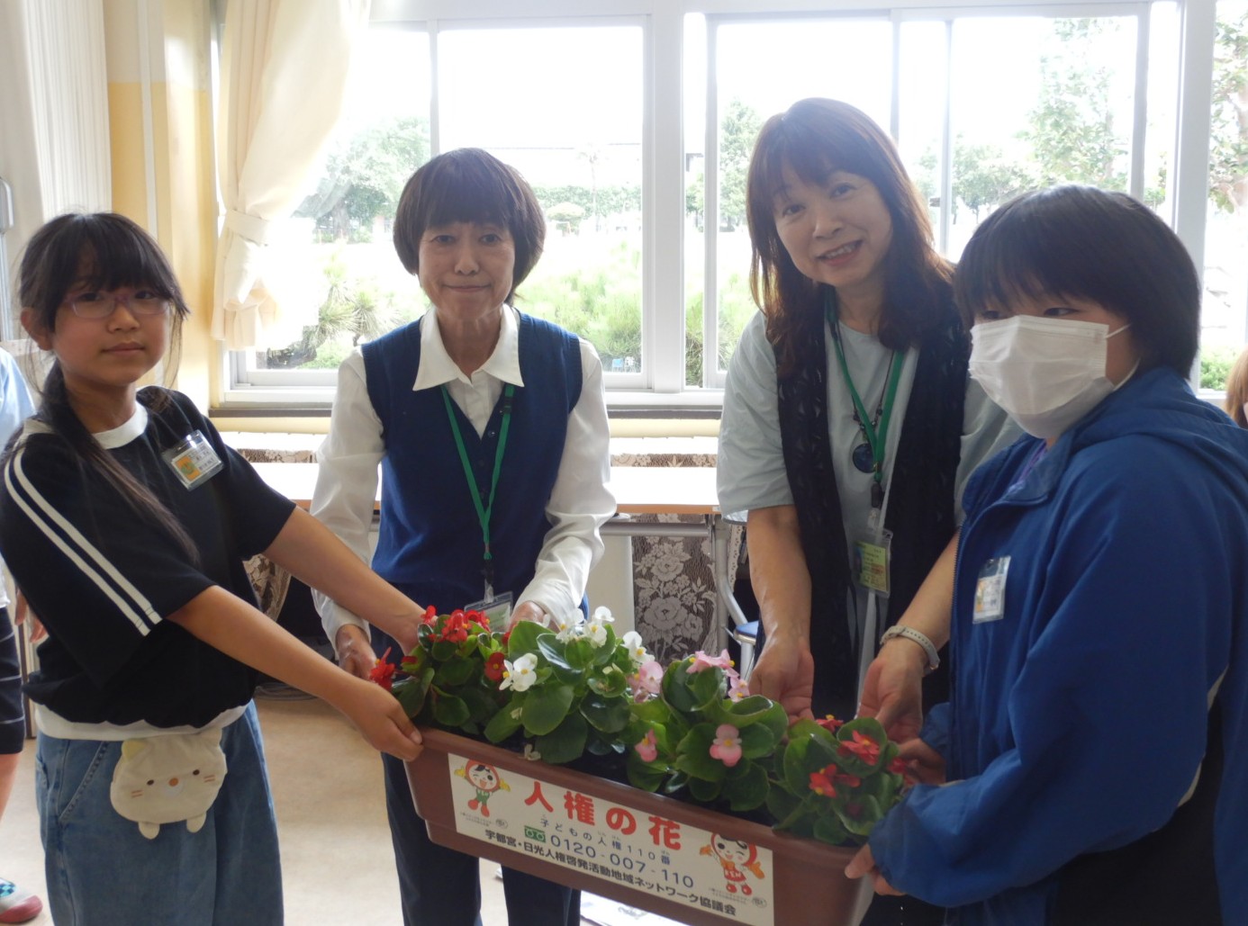人権擁護委員から児童へ贈呈